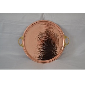 Plateau de service traditionnel en laiton de style indien avec motifs sculptés uniques et poignées robustes au meilleur prix de gros - Product Image 1