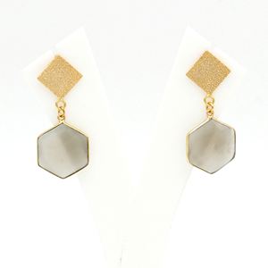 Boucles d'oreilles en pierre de lune grise en laiton plaqué or 18 carats fabriquées à la main | Bijoux de mariage à la mode pour femmes | Marque DUA | Exportateur de Jaipur - Product Image 3