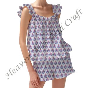 Conjunto de pijama corto con estampado de bloques de mano con algodón suave para mujer Primavera/Verano Floral ajustado con tiras y volantes - Product Image 1