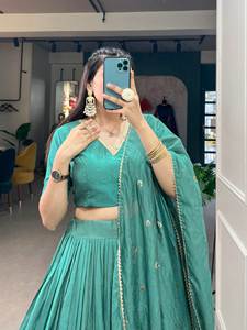 Magnifique Lehenga en Soie Traditionnel de Créateur avec Bordure Tissée Unie, Choli Moderne pour Fêtes, Mariages et Demoiselles d'Honneur - Product Image 6