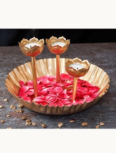 Meilleure vente métal Urli traditionnel Pooja décor bol décoratif Temple indien Diwali Multiple Diya Stand cadeau de mariage - Product Image 5