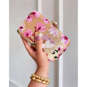 Pochette brodée florale perlée, sac de soirée en textile fait main avec détails en perles, bandoulière et fermeture à rabat - Product Image 1