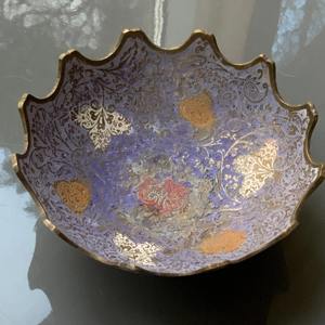 Bol de service décoratif à motif floral violet, vaisselle classique, parfait pour les occasions spéciales, présentation de table et cadeaux - Product Image 1