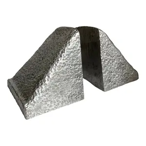 Sujetalibros de cuña de aluminio martillado sólido Presencia escultórica pesada Tapón de libro decorativo Par Decoración para el hogar - Product Image 1