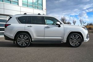 Magnifique SUV d'occasion <span class=keywords><strong>Lexus</strong></span> <span class=keywords><strong>LX</strong></span> <span class=keywords><strong>600</strong></span> 2026 blanc, intérieur cuir foncé, toit ouvrant, transmission intégrale, voiture de qualité au meilleur <span class=keywords><strong>prix</strong></span> - Product Image 2