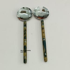 Vente en gros de 2 couverts en acier inoxydable poli avec manche en émail Fourchettes de service à salade en métal de meilleure qualité pour les fruits - Product Image 1