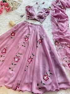 Vente en gros de Lehenga Choli de mariée, très confortable et magnifique, peint à la main, semi-cousu, en soie Georgette, broderie de couleur vive, pour les fêtes - Product Image 5