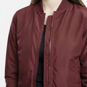 เสื้อแจ็คเก็ตบอมเบอร์ผู้หญิงสีแดงเลือดหมูแบบสวมซิป  ผ้าทอ  พร้อมโลโก้สั่งทำ  กันลม ระบายอากาศได้ดี เหมาะสำหรับฤดูใบไม้ร่วง/ฤดูใบไม้ผลิ - Product Image 5