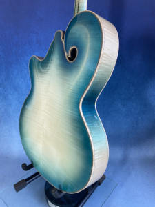 Guitarra Jazz Archtop Hecha a Mano Personalizada - Estilo <span class=keywords><strong>Mandolina</strong></span> Grande, Azul Nitro Yunzhi, 6 Cuerdas, Fondo <span class=keywords><strong>de</strong></span> Arce, Tapa <span class=keywords><strong>de</strong></span> Abeto, Ébano y Latón - Product Image 2
