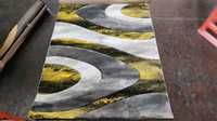 Tapis rectangulaire moderne abstrait fait main en cachemire réversible noir et jaune, tufté, avec envers antidérapant en polypropylène, idéal pour chambre à coucher