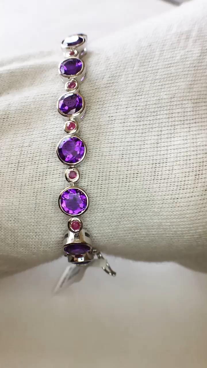 สีม่วงและสีแดง