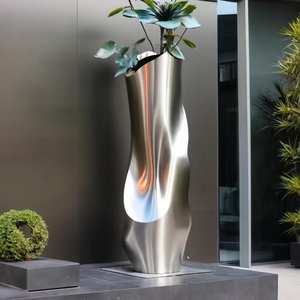 Vases de piédestal en métal de concepteur moderne Pièces de déclaration élégantes pour les hôtels, les salons, les salles et les restaurants pour la décoration de table - Product Image 4