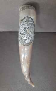 Tasse en corne à boire sculptée à la main avec des sculptures sur le thème viking pour l'hydromel et les magasins d'approvisionnement viking. - Product Image 5