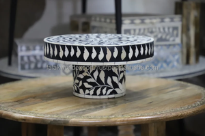 ขาตั้งเค้กไม้ขัดเงาแบบคลาสสิก ลายดอกไม้สี่เหลี่ยม ประดับด้วยงานฝังกระดูก ดีไซน์สวยงามสำหรับเค้กงานแต่งงานและงานเลี้ยง โดย FWE - Product Image 2