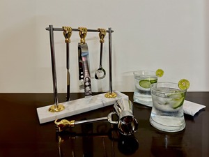 ชุดเครื่องมือบาร์สแตนเลสสีเงินหรูหรา พร้อมด้ามจับสีทองและฐานหินอ่อน สำหรับบาร์ในบ้าน งานอีเว้นท์ คลับ และของขวัญจากอินเดีย - Product Image 4