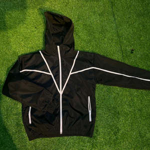 Conjunto de pantalones cortos cortavientos con logotipo personalizado de alta calidad para hombre, conjunto corto de dos piezas, ropa de calle de poliéster, chaquetas de nailon, chándal para hombre - Product Image 6