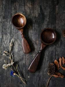 Cuchara de café de madera hecha a mano que muestra la habilidad artesanal, ofreciendo una herramienta confiable para los rituales diarios de cafeína en la mañana en casa. - Product Image 5