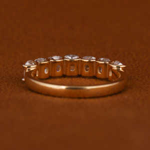 Alliance de mariage unisexe en or 14 carats certifiée IGI, classique, avec diamant de laboratoire taille coussin 7 mm, bande éternelle complète - Product Image 3