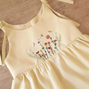 Vestido de lino suave bordado a mano para niñas, estilo informal para el primer cumpleaños de niños pequeños, OEM hecho en Vietnam - Product Image 1