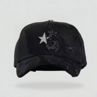 Gorra de béisbol premium de 6 paneles con logotipo bordado en relieve personalizado, estilo urbano, deportiva, con hebilla metálica ajustable.