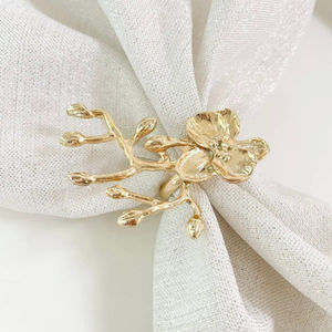 Servilletero de flores de Metal de precio más barato al por mayor de calidad Superior con acabado blanco para uso de decoración de Catering de fiestas y eventos - Product Image 3