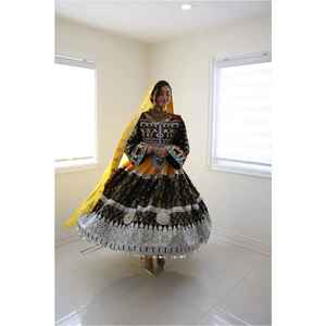 Robe traditionnelle royale pakistanaise et indienne pour femmes, robe afghane Kuchi en velours marron jaune brodée avec des pièces de monnaie en miroir lourdes - Product Image 2