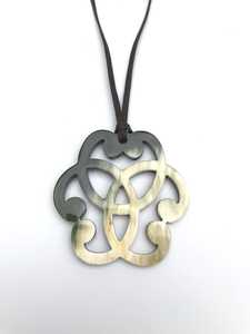 Collier durable fait main avec pendentif en corne de buffle naturel Déclaration légère et écologique Technique polie Style d'amour - Product Image 3