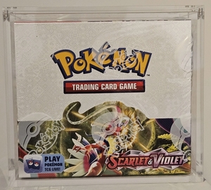 Vente chaude Personnalisé Acrylique <span class=keywords><strong>Pokemon</strong></span> Booster Box 1ère Édition Jeu de Cartes à Collectionner Vitrine avec Aimant Fort Cadeau En Plastique - Product Image 5