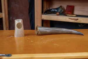 Klaxon à boire brillant avec support et étui en cuir Klaxon à boire authentique direct d'usine pour la bière - Product Image 5