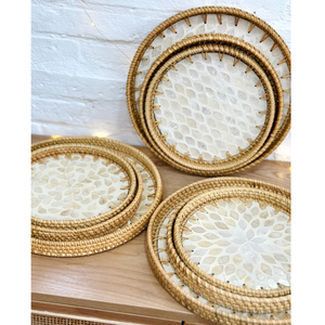 Plateau en rotin naturel avec incrustation de coquillages, design résistant à la chaleur pour servir des aliments et des boissons, Vietnam - Product Image 3