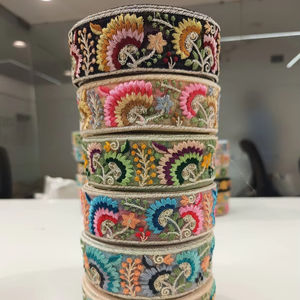 Dentelle brodée florale colorée exquise avec des détails complexes pour des projets élégants d'artisanat, de mode et de décoration intérieure - Product Image 1