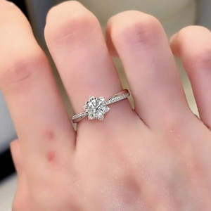 Anillo de Compromiso con el Sello de la Marca Sparkle of Love, en Plata de Moda de Talla Única, con Incrustaciones de Diamantes, Corte Princesa, Forma de Luna - Product Image 3