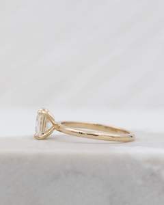 Anillo de compromiso de solitario de corte Asscher blanco de 1,50 quilates, regalo de boda y novia de oro amarillo para mujeres con anillos de moissanita - Product Image 2