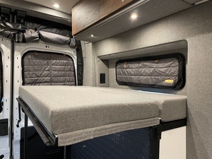 Autocaravana Usada Overland Clase B 2023, Modelo Storyteller, Autocaravana ALCOVE, Estándar de Emisiones Euro 5, 4-6 Pasajeros, Blanca - Product Image 4