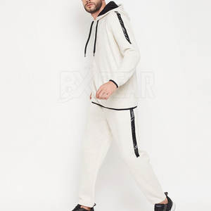 Survêtement pour homme à usage quotidien avec style moderne et tissu respirant conçu pour les journées actives et décontractées - Product Image 2