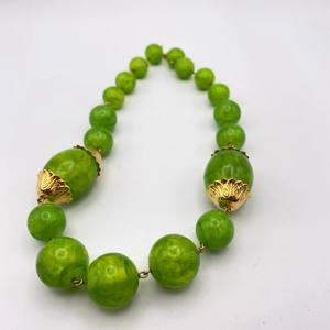 Nouveau collier pendentif en perles de résine en forme de fleur classique à la mode pour les fêtes - Product Image 3