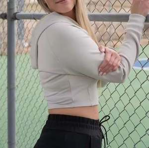 Sweat à capuche court de marque OEM pour femmes, marque privée, conception personnalisée, fournisseur de gros de coton et polaire - Product Image 2