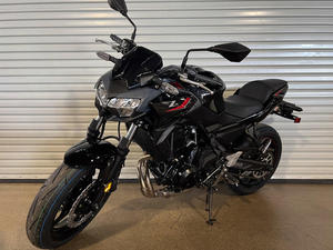 Motocicleta Kawasaki Z650 2025 de 649cc, estilo naked-sport (Super-naked), con motor bicilíndrico en paralelo refrigerado por líquido, 67 hp - Product Image 2