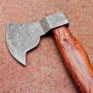 Hache de style traditionnel en acier de Damas, tête en acier à motif artisanal avec manche en bois lisse pour le camping, l'utilité et l'exposition - Product Image 2