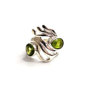Vintage Gold-Plated <b>Peridot</b> <b>Ring</b> (5.9 Grams) Fashionable Geometric Design High Quality Alloy Jewelry with Bezel Setting Gift - Product Image 1