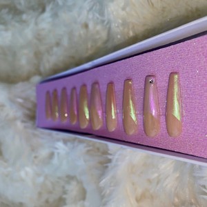 Set di Unghie Finte Lunghe a Forma di Bara con Punta Francese Iridescente Rosa e Verde T24 Stile Frenchie Iridescente - Product Image 2