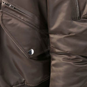 Brown Varsity Bomber Jacket Mens High Street Style Winter Stand Collar Diseño personalizado OEM Venta al por mayor 2025 Chaqueta de moda para hombres - Product Image 6