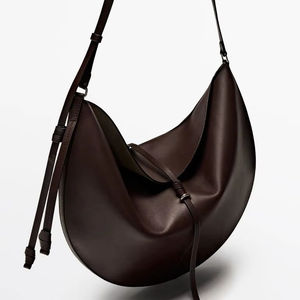 Sac à bandoulière compact en cuir - Product Image 1