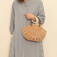 Sac à bandoulière élégant en rotin naturel du Vietnam avec fermeture à cordon, design confortable, doublure en coton, idéal pour la mode estivale féminine et les cadeaux