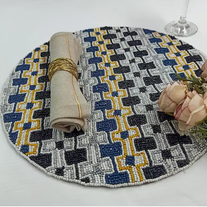 Sous-verre en perles de verre multicolores sur le thème géométrique Différentes tailles Tapis d'ameublement Différentes tailles Sous-verres en perles - Product Image 1