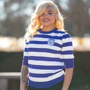 Suéter de cuello redondo a rayas azules y blancas, prendas de punto ligeras con temática de hermandad para eventos y estilo del capítulo griego - Product Image 3