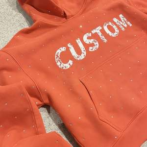 Sweat à capuche personnalisé avec logo, streetwear pour homme, hiver, poids lourd, 500 GSM, strass, coton, écologique, style de marque de luxe, orange - Product Image 3