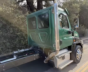 El mejor!! Camión Freightliner Cascadia 125 de 2021 con Eje Tándem, Transmisión Manual de 10 Velocidades, Cabina y Chasis Usados, LISTO PARA ENVIAR - Product Image 2