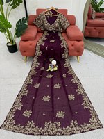 Broderie et séquence de saris en soie douce de designer indien avec un travail de fantaisie à la frontière, un saree de mariage de créateur.