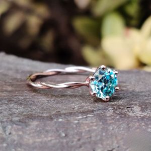 Anillo de compromiso de diamante de corte redondo azul atemporal con moissanita, engastado en oro de 10K para mujer - Product Image 3